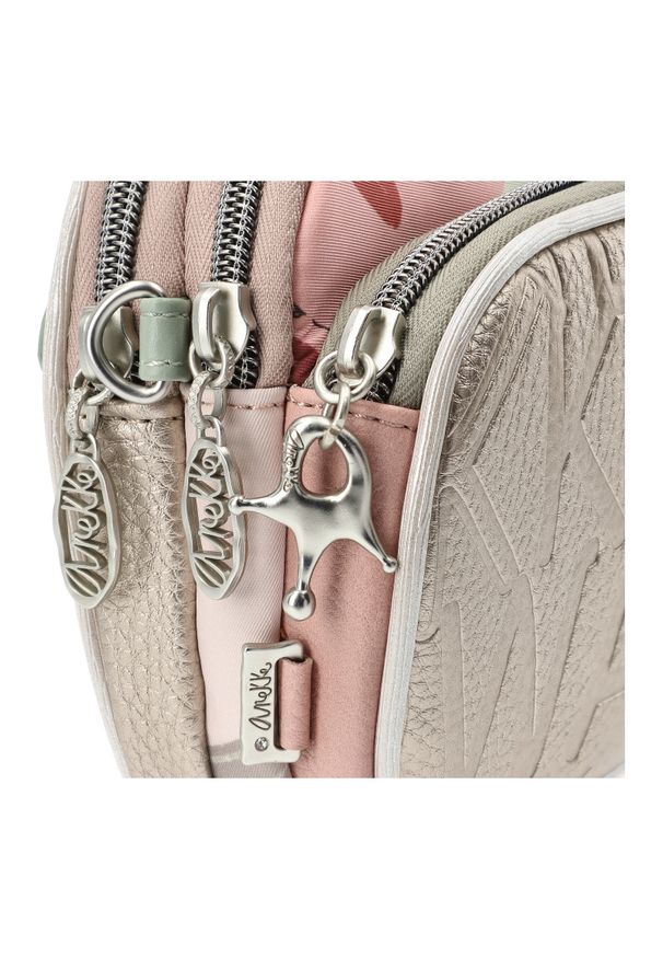 Srebrna Oryginalna Średnia Torebka Na Ramię Anekke Z Serii Alma. Kolor: srebrny. Wzór: aplikacja. Dodatki: z breloczkiem, z aplikacjami. Materiał: zdobione. Rozmiar: średnie. Styl: casual. Rodzaj torebki: na ramię