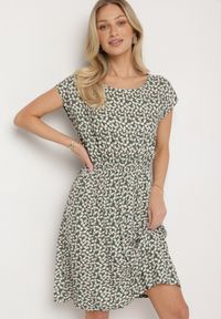 Born2be - Zielona Sukienka z Gumką w Talii w Drobne Kwiatki Tosivia. Okazja: na co dzień. Kolor: zielony. Wzór: kwiaty. Sezon: lato, wiosna. Styl: elegancki, casual