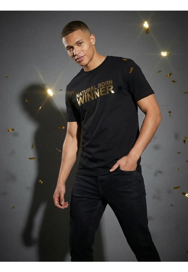 Sinsay - Bawełniana koszulka z napisem - czarny. Kolor: czarny. Materiał: bawełna. Wzór: napisy