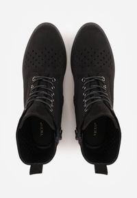 Renee - Czarne Botki VICES z Ażurowymi Zdobieniami w Stylu Retro Limoni. Okazja: na co dzień. Zapięcie: sznurówki. Kolor: czarny. Materiał: jeans. Szerokość cholewki: normalna. Wzór: ażurowy, aplikacja. Styl: retro #9