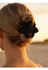 Sinsay - Spinka do włosów w kształcie kwiatka - czarny. Kolor: czarny. Wzór: kwiaty #1