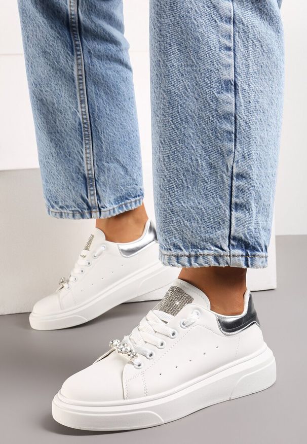 Renee - Biało-Srebrne Sneakersy z Cyrkoniami na Języku i Odpinaną Biżuteryjną Aplikacją na Sznurówkach Coletti. Kolor: biały. Wzór: aplikacja