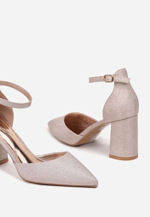 Renee - Szampańskie Brokatowe Czółenka na Słupku Loresi. Nosek buta: szpiczasty. Zapięcie: sprzączka. Kolor: złoty. Materiał: jeans. Obcas: na słupku. Styl: elegancki