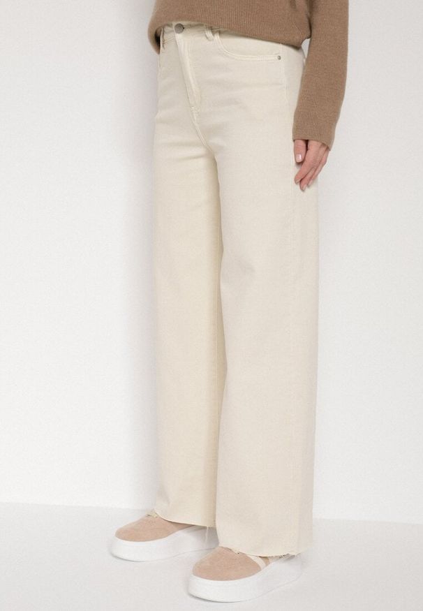 Born2be - Jasnobeżowe Jeansy o Szerokim Fasonie z Wysokim Stanem i Surowymi Krawędziami Cattia. Okazja: na co dzień. Stan: podwyższony. Kolor: beżowy. Styl: casual