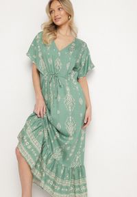 Born2be - Zielona Sukienka Rozkloszowana z Wiskozą w Boho Wzór z Falbaną Turaline. Typ kołnierza: kołnierz z falbankami. Kolor: zielony. Materiał: wiskoza. Sezon: lato. Typ sukienki: rozkloszowane. Styl: boho #7