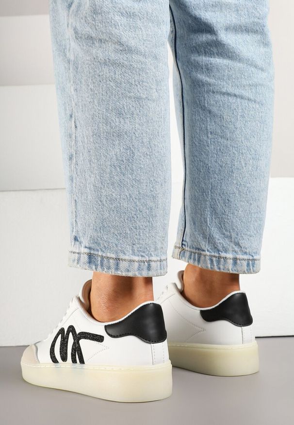 Renee - Białe Sneakersy Klasyczne Tenisówki z Abstrakcyjną Aplikacją Ailinne. Okazja: na co dzień. Nosek buta: okrągły. Kolor: biały. Materiał: jeans. Wzór: aplikacja
