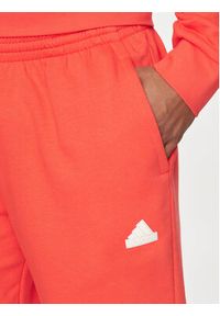 Adidas - adidas Spodnie dresowe Graphic Print IS2009 Czerwony Regular Fit. Kolor: czerwony. Materiał: bawełna. Wzór: nadruk #6