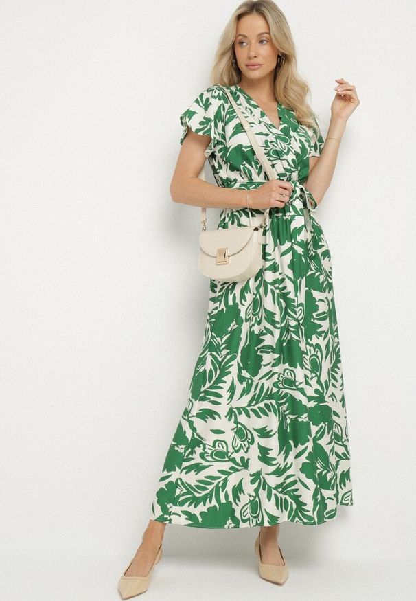 Born2be - Zielona Sukienka z Wiskozy o Kopertowym Kroju z Wiązanym Paskiem Perriana. Okazja: na co dzień. Typ kołnierza: dekolt w kształcie V. Kolor: zielony. Materiał: wiskoza. Długość rękawa: krótki rękaw. Sezon: wiosna, lato. Typ sukienki: kopertowe. Styl: casual, elegancki