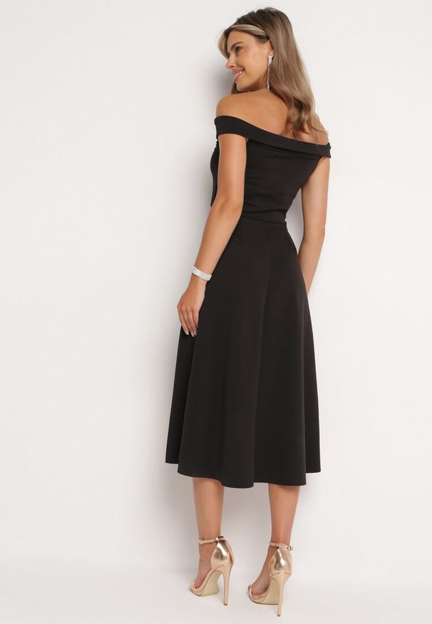 Born2be - Czarna Elegancka Sukienka o Fasonie Hiszpanki z Materiałowym Paskiem Xaelia. Typ kołnierza: dekolt hiszpanka. Kolor: czarny. Materiał: materiał. Styl: elegancki