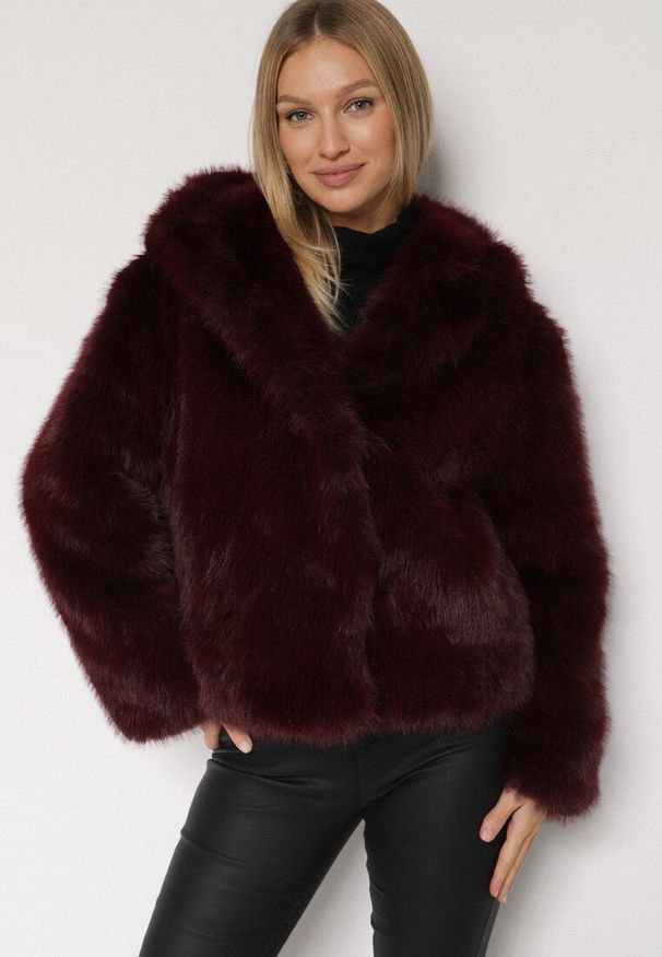 Born2be - Bordowa Kurtka Futrzana z Nieodpinanym Kapturem Vetirire. Okazja: na co dzień. Kolor: czerwony. Materiał: futro. Styl: elegancki, casual