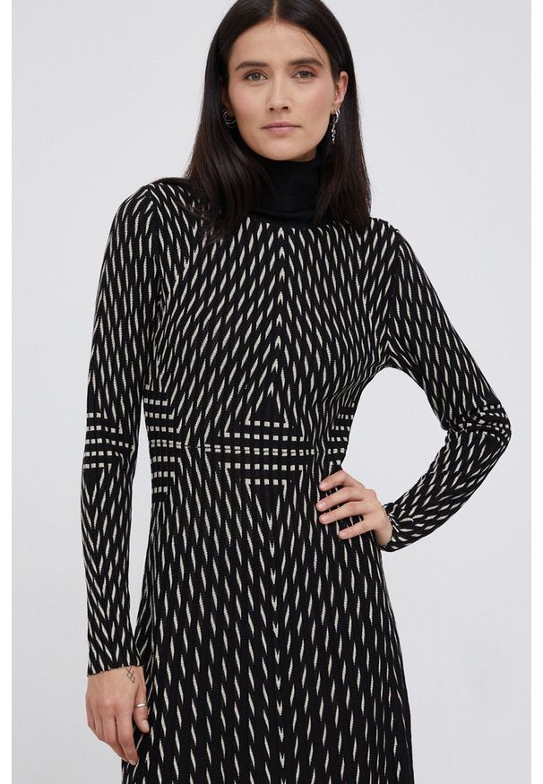 Desigual Sukienka kolor czarny mini rozkloszowana. Typ kołnierza: golf. Kolor: czarny. Materiał: dzianina. Długość rękawa: długi rękaw. Typ sukienki: rozkloszowane. Długość: mini