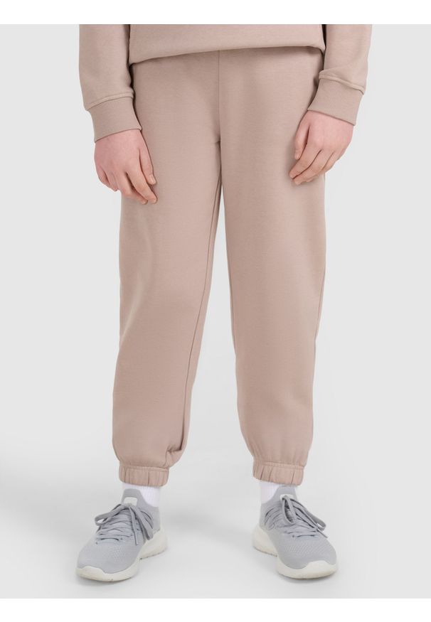 4f - 4F Spodnie dresowe joggery dziewczęce - beżowe 134 (8-9 lat). Okazja: na spacer, na co dzień, na uczelnię. Kolor: beżowy. Materiał: dresówka. Sezon: lato. Styl: casual