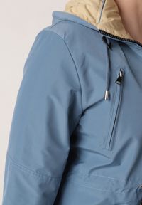 Born2be - Niebiesko-Beżowa Przejściowa Kurtka Dwustronna o Kroju Parki z Pikowaniem Wewnątrz Zidelle. Typ kołnierza: kaptur. Kolor: niebieski. Materiał: poliester, jeans. Styl: sportowy #4