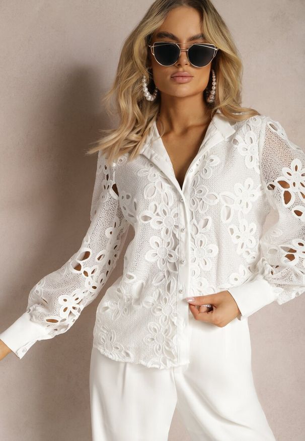 Renee - Biała Ażurowa Koszula z Bufiastymi Rękawami w Kwiaty Rarona. Okazja: na co dzień. Kolor: biały. Materiał: tkanina, koronka. Długość: długie. Wzór: ażurowy, kwiaty. Sezon: lato. Styl: casual