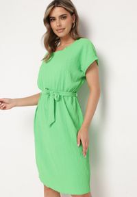 Born2be - Jasnozielona Sukienka z Krótkim Rękawem i Materiałowym Paskiem Ellata. Okazja: na co dzień, do pracy, na spotkanie biznesowe. Kolor: zielony. Materiał: materiał. Długość rękawa: krótki rękaw. Typ sukienki: proste. Styl: biznesowy, casual #1
