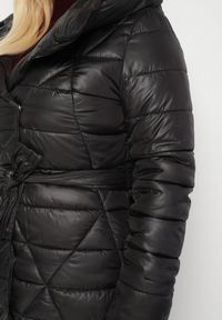 Born2be - Czarna Pikowana Kurtka z Kapturem i Dwustronnym Suwakiem Wiązana w Pasie Tatida. Okazja: na co dzień. Typ kołnierza: kaptur. Kolekcja: plus size. Kolor: czarny. Materiał: jeans. Styl: casual, elegancki, klasyczny #2