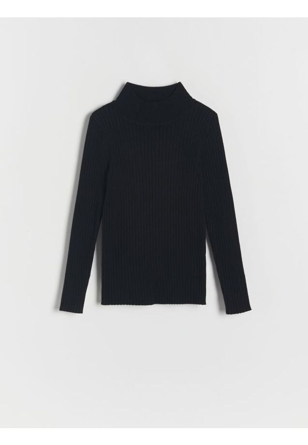 Reserved - Sweter w prążek - czarny. Kolor: czarny. Materiał: wiskoza, dzianina. Wzór: prążki