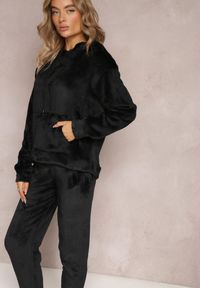 Renee - Czarny 2-częściowy Pluszowy Komplet Piżamowy z Bluzą Kangurką i Spodniami Jogger Vegame. Kolor: czarny. Materiał: dzianina