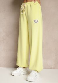 Renee - Żółty Komplet Dresowy z Wiskozą T-shirt i Joggery Zdobione Naszywkami Idareia. Kolor: żółty. Materiał: wiskoza, dresówka. Wzór: aplikacja #5