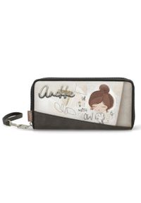 Portfel damski Anekke, z ozdobnym nadrukiem i metalowym logo zapinany na suwak wyposażony w liczne przegrody na karty miejsce na banknoty oraz kiesze. Kolor: brązowy. Wzór: nadruk #1