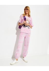 Versace Jeans Couture - VERSACE JEANS COUTURE - Różowy t-shirt ozdobiony printem. Kolor: różowy, wielokolorowy, fioletowy. Materiał: bawełna. Wzór: aplikacja, nadruk. Styl: elegancki #3