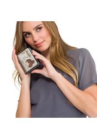 Portfel damski Anekke, z efektownym nadrukiem i metalowym logo zapinany na suwak wyposażony w przegrody na karty kieszeń na monety, brązowy, 42809-90. Kolor: brązowy. Wzór: nadruk #10