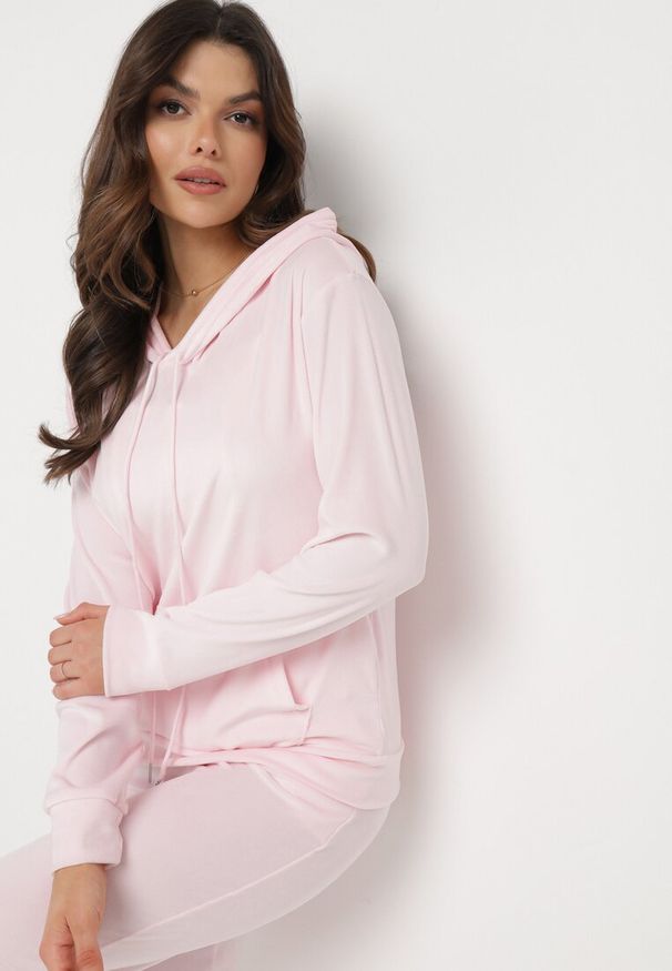 Born2be - Jasnoróżowy Komplet Dresowy z Weluru Bluza z Kapturem i Spodnie z Gumką w Pasie Avinlia. Kolor: różowy. Materiał: dresówka, welur