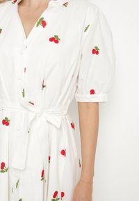 Born2be - Biała Bawełniana Sukienka Koszulowa Zdobiona Haftem w Wisienki Delarmira. Okazja: na co dzień. Typ kołnierza: dekolt w serek. Kolor: biały. Materiał: bawełna. Wzór: aplikacja, haft. Typ sukienki: koszulowe. Styl: casual, elegancki #5