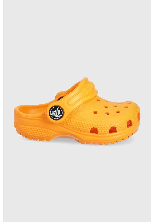 Crocs klapki dziecięce kolor pomarańczowy. Kolor: pomarańczowy. Materiał: guma, materiał. Wzór: gładki. Obcas: na obcasie. Wysokość obcasa: niski