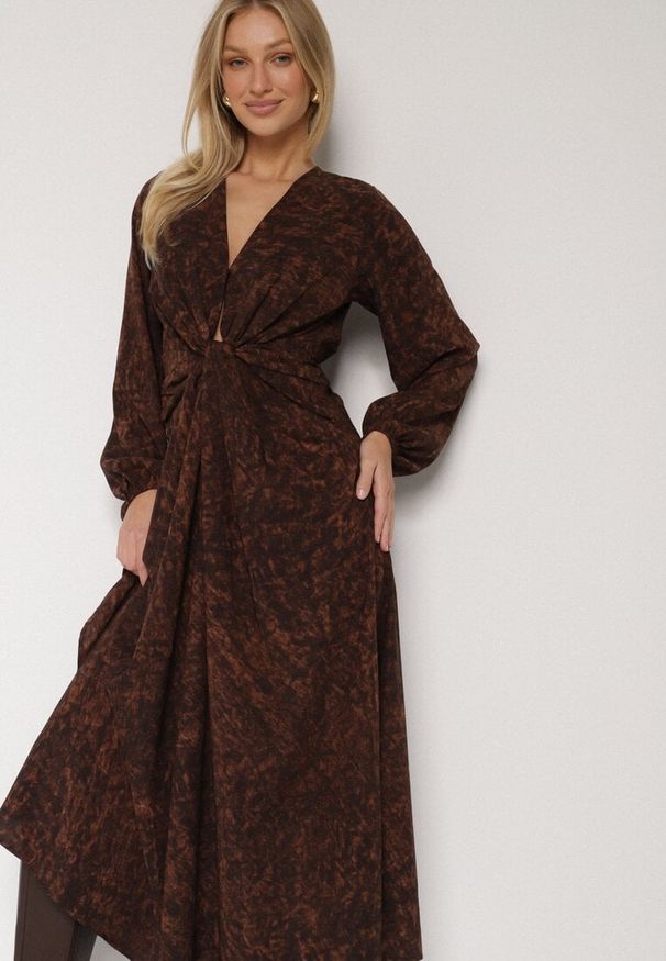 Born2be - Brązowa Sukienka z Marszczeniem i Rozcięciem na Nogę Zobella. Okazja: na co dzień. Kolor: brązowy. Typ sukienki: proste. Styl: casual