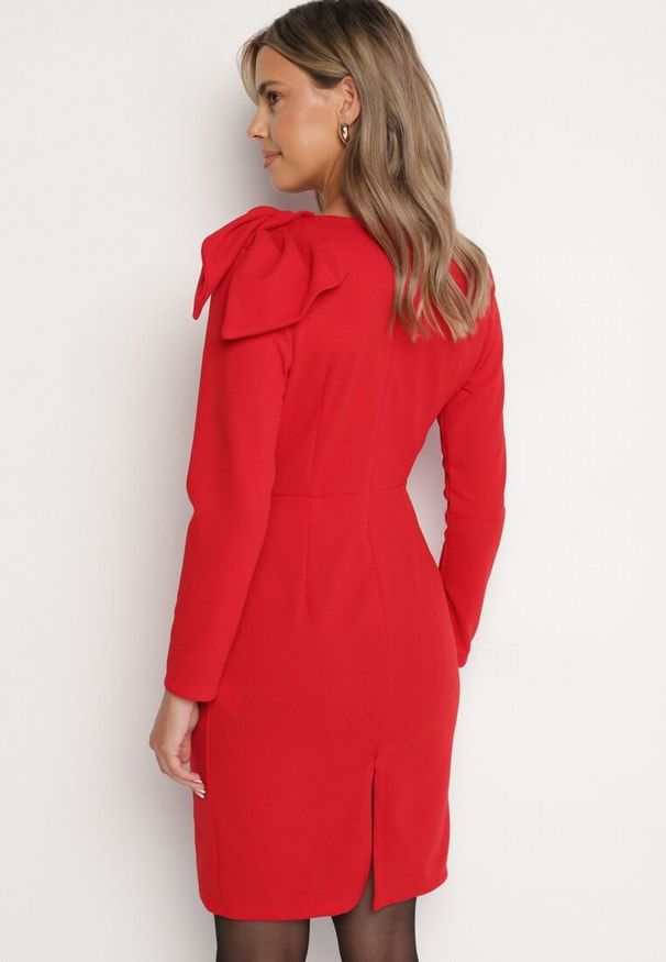 Born2be - Czerwona Dopasowana Sukienka Koktajlowa Ozdobiona Kokardą i Rozcięciem na Linnaea. Okazja: na co dzień. Typ kołnierza: kokarda. Kolor: czerwony. Wzór: aplikacja. Typ sukienki: dopasowane. Styl: wizytowy