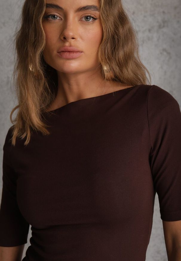 Renee - Brązowy Dopasowany T-shirt z Wiskozy z Dekoltem w Łódkę Vivianna. Typ kołnierza: dekolt w łódkę. Kolor: brązowy. Materiał: wiskoza