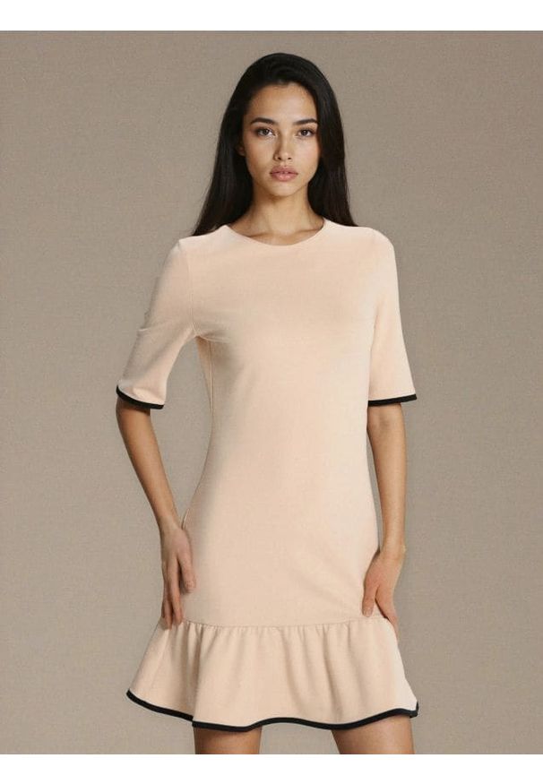 Sinsay - Sukienka mini z kontrastującą lamówką z wiskozą - kremowy. Kolor: kremowy. Materiał: wiskoza. Długość: mini