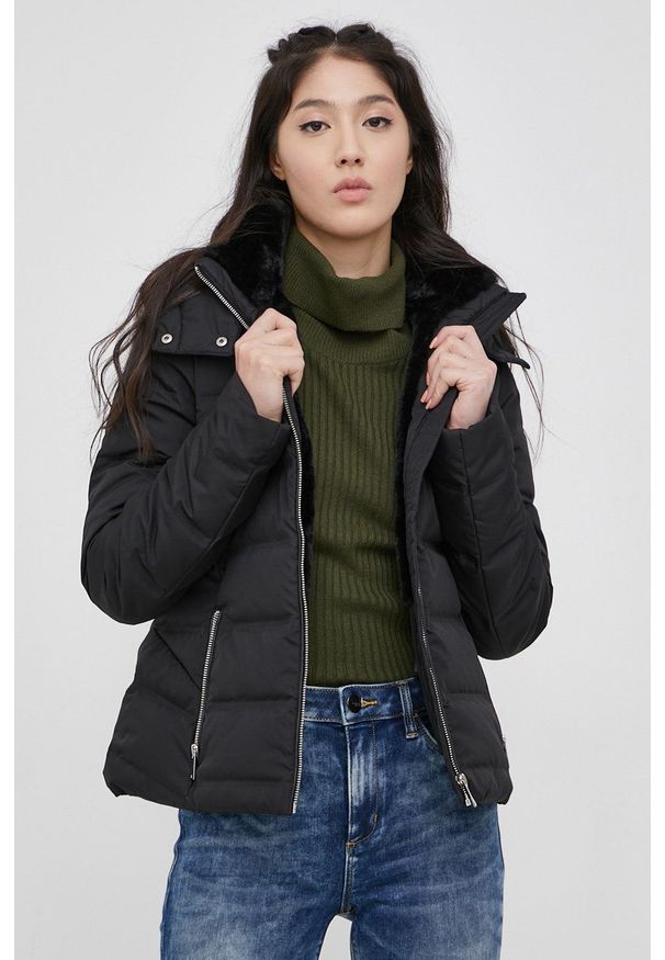 Vero Moda Kurtka puchowa damska kolor czarny przejściowa. Kolor: czarny. Materiał: puch