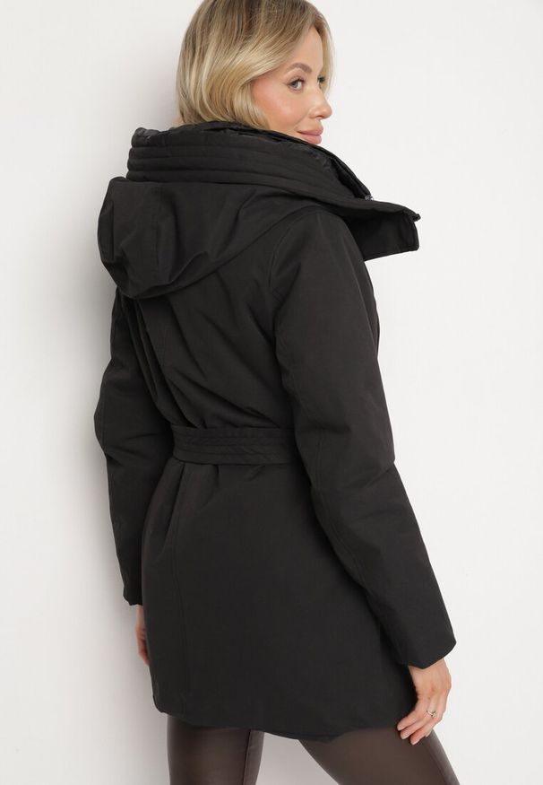Born2be - Czarna Pikowana Kurtka z Bawełną o Długim Kroju z Kapturem i Paskiem Senathiel. Okazja: na co dzień. Typ kołnierza: kaptur. Kolor: czarny. Materiał: bawełna. Długość: długie. Styl: casual, elegancki