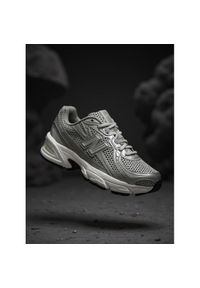 Sneakersy New Balance. Kolor: srebrny