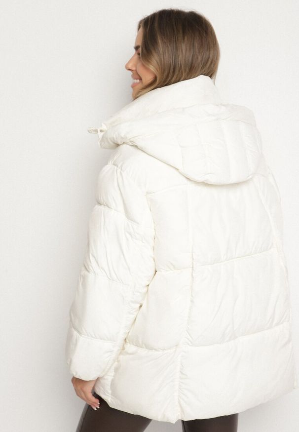 Born2be - Biała Pikowana Kurtka o Kroju Oversize z Kapturem Galandia. Okazja: na co dzień, na spacer. Typ kołnierza: kaptur. Kolor: biały. Materiał: poliester, jeans. Styl: casual, elegancki