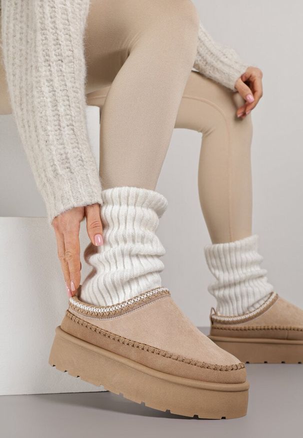 Born2be - Ciemnobeżowe Śniegowce Ocieplone na Platformie z Ozdobnym Wyszywaniem Reitenna. Okazja: na co dzień. Kolor: beżowy. Materiał: jeans. Obcas: na platformie. Styl: klasyczny, casual, elegancki