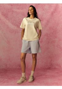 4f - 4F T-shirt loose z nadrukiem damski - kremowy XL. Okazja: na co dzień. Kolor: beżowy. Materiał: materiał, jeans, bawełna, dresówka. Wzór: nadruk. Styl: casual #2