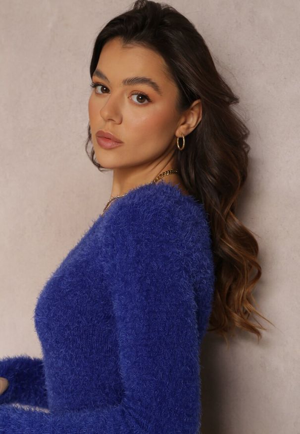 Renee - Granatowy Sweter na Jedno Ramię Pholy. Okazja: na co dzień. Kolor: niebieski. Długość rękawa: długi rękaw. Długość: długie. Styl: casual, elegancki