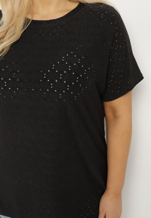 Born2be - Czarny T-shirt z Bawełną i Ażurowym Wzorem Puzira. Okazja: na co dzień. Kolor: czarny. Materiał: bawełna. Wzór: ażurowy. Styl: klasyczny, elegancki, casual