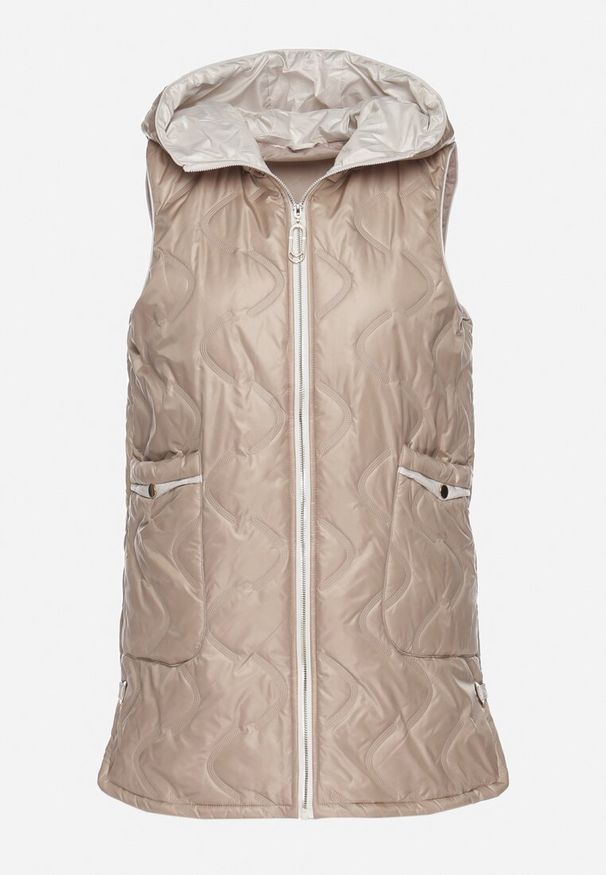 Born2be - Ciemnobeżowa Kamizelka Pikowana z Kapturem i Wsuwanymi Kieszeniami Ravloti. Okazja: do pracy, na co dzień, na spotkanie biznesowe. Typ kołnierza: kaptur. Kolor: beżowy. Styl: casual, biznesowy