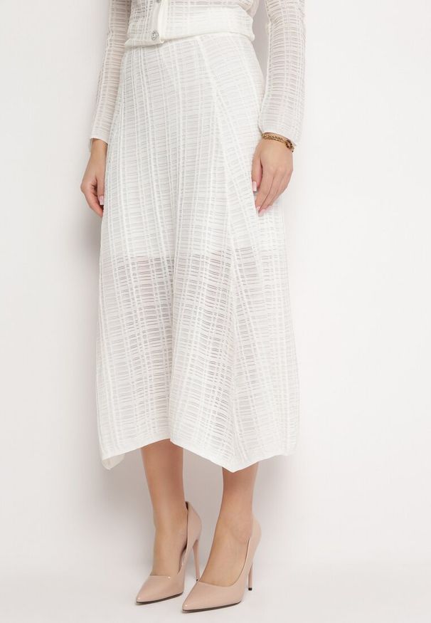 Born2be - Biała Spódnica z Ozdobnym Tłoczeniem Błyszczącą Nicią i Gumką w Pasie Pirlena. Kolor: biały. Materiał: tkanina. Wzór: aplikacja. Styl: elegancki