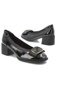 Półbuty damskie Filippo, cholewka ze skóry naturalnej lakierowanej wsuwany fason ozdobna aplikacja, czarne, DP6960/26. Kolor: czarny. Materiał: lakier, skóra. Szerokość cholewki: normalna. Wzór: aplikacja. Obcas: na obcasie. Styl: elegancki. Wysokość obcasa: średni #3