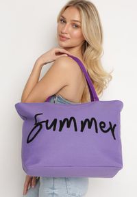 Born2be - Ciemnofioletowa Letnia Torebka Duża w Stylu Shopperki z Haftowanym Napisem Boznana. Kolor: fioletowy. Wzór: napisy, haft. Sezon: lato. Dodatki: z haftem