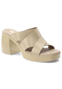 Klapki damskie Armodo, cholewka ze skóry naturalnej licowej z szerokimi krzyżującymi się paskami na wysokim obcasie, beżowe, 40524. Kolor: beżowy. Materiał: skóra. Obcas: na obcasie. Wysokość obcasa: wysoki #1