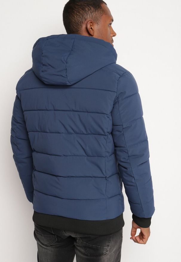 Born2be - Granatowa Pikowana Kurtka z Odpinanym Kapturem i Kieszeniami Savantria. Okazja: na co dzień. Kolor: niebieski. Materiał: jeans. Długość rękawa: długi rękaw. Długość: długie. Styl: elegancki, casual