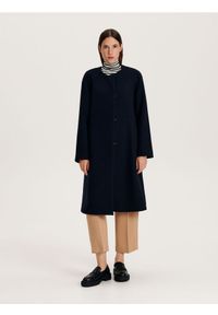 Reserved - Płaszcz z wiązanym paskiem - granatowy. Kolor: niebieski. Materiał: tkanina, wełna. Wzór: gładki. Styl: klasyczny