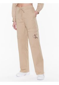 Spodnie materiałowe Calvin Klein Jeans. Kolor: beżowy. Materiał: materiał, bawełna #1