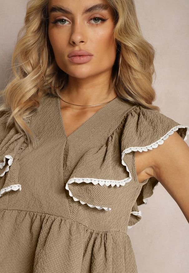 Renee - Ciemnobeżowa Elegancka Bluzka Ozdobiona przy Ramionach Falbanką Gimemia. Kolor: beżowy. Wzór: aplikacja. Styl: elegancki